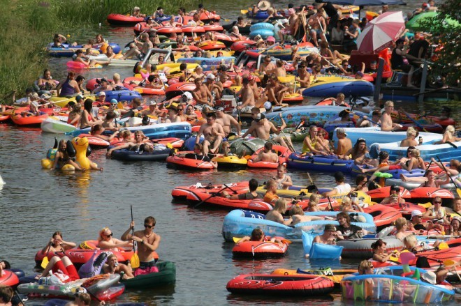 Festival pitja piva na napihljivih čolnih, Finska
