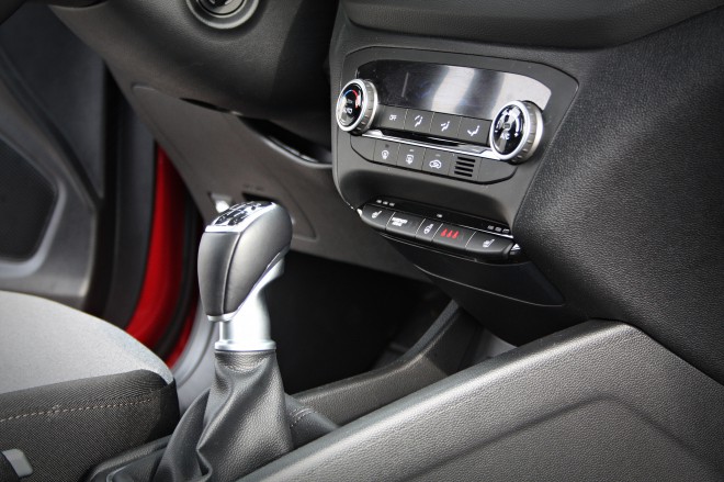 新型 i20 の装備が高級感を高めていることは、「レーンアシスト」システムを備えたフロントヒーター付きシートとステアリングホイールが標準装備されていることで証明されています。標準の6速マニュアルトランスミッションは賞賛に値します。