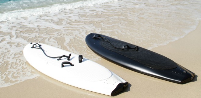 Lampuga "surfboard" poganja električni motorček. 