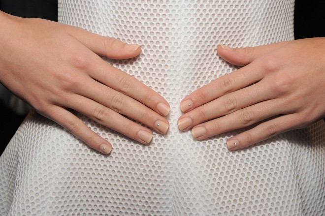 Paznokciowy trend 2015: „gołe”, naturalne paznokcie z minimalistycznymi akcentami