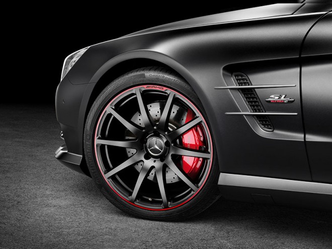 Lep detajl serijskih 19- oz. 20 palčnih AMG performance platišč z živo rdečo obrobo. 