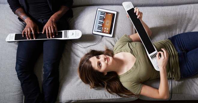 Multiglasbilo Instrument 1 ne samo odlično posnema pravi inštrumeten, ampak je tudi precej lažje prenosljivo kot katerikoli inštrument, ki ga imitira.