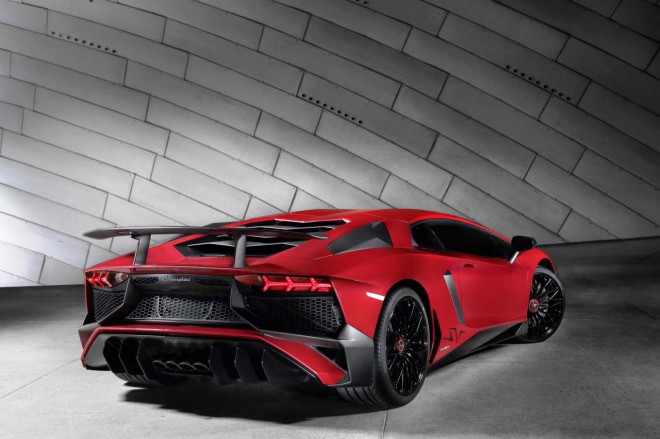Aventador LP 750-4 SuperVeloce je še bolj športo naravnan kot predhodniki. To se vidi v vsakem detajlu.
