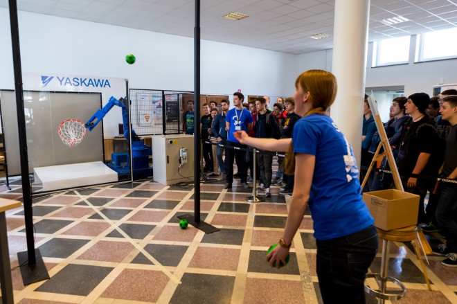 Aplikacija »robot in žoga« YASKAWA (robot Motoman MH5).