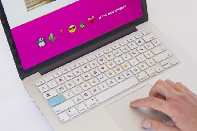 Emoji tipkovnica črke ''povozi'' z emoji simboli.
