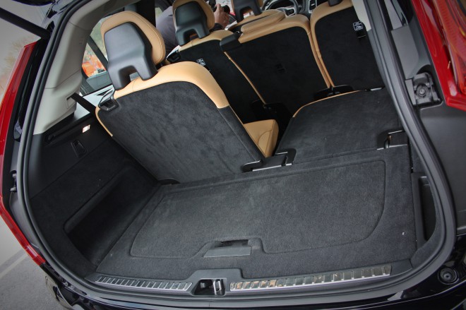 Novi XC90 zmore kljub hibridni zasnovi (na fotografiji je ravno priključno hibridni T8) zmerom akomodirati sedem odraslih oseb. V tretji vrsti lahko udobno sedijo tudi osebe velikosti 170 cm, kar je rekord v segmentu, pravijo pri Volvu.