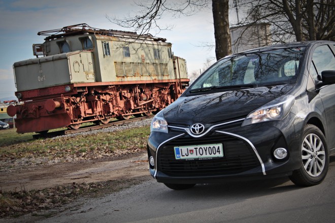 O Yaris do ano modelo 2015 ganhou uma máscara característica no formato da letra X, que fica ainda mais imponente em alguma outra cor de carroceria. Mas sentimos falta das luzes diurnas de LED.