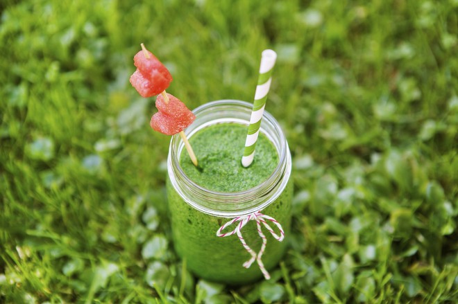 Frukt- og grønnsaksrensende juice.