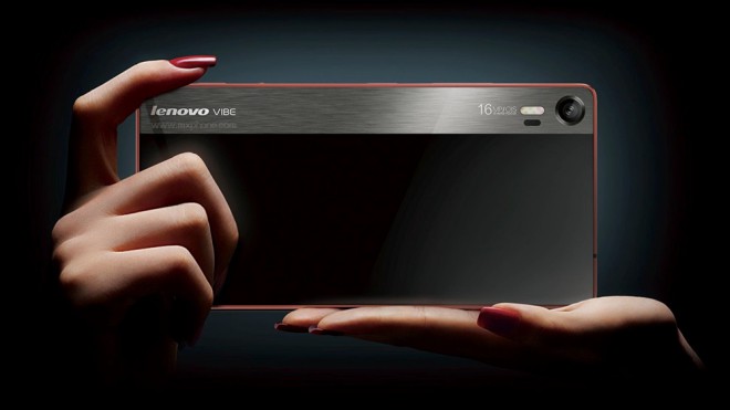 Lenovo VIBE Shot je križanec med fotoaparatom in pametnim telefonom.