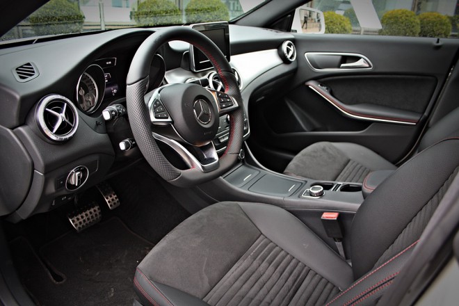 The interior is also dominated by sportiness, placed before elegance. If the C takes the lead in the latter, the CLA is the clear winner when it comes to dynamism. 