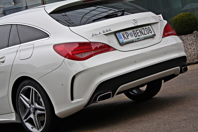 Those who do not like the slightly compressed rear of the limousine coupe will like the inflated and even more sporty rear of the shooting coupe much more to their liking.  