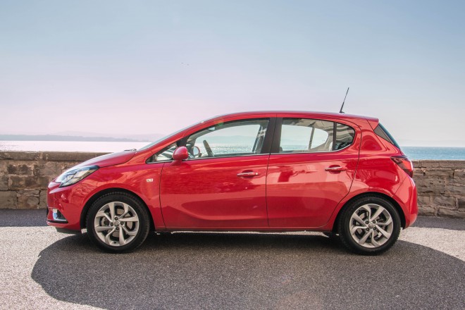 Bočna silhueta je znana, a tako zelo drugačna zaradi množice novih oblikovnih elementov. (nova opel corsa 2015)