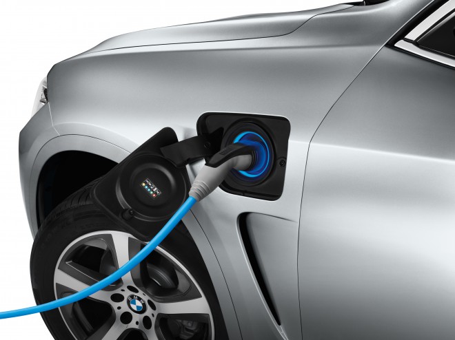 Fra den vanlige X5 vil du skille hybriden ved den skjulte luken som den elektriske stikkontakten er skjult under. 