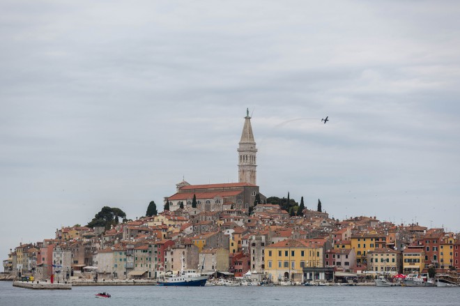 Rovinj je idealno jadransko mestece za dogodek kot je Red Bull Air Race, lanska proga pa je bila, kot nam je zaupal Peter Podlunšek, ena najblj zahtevnih, kar jih je doživel.