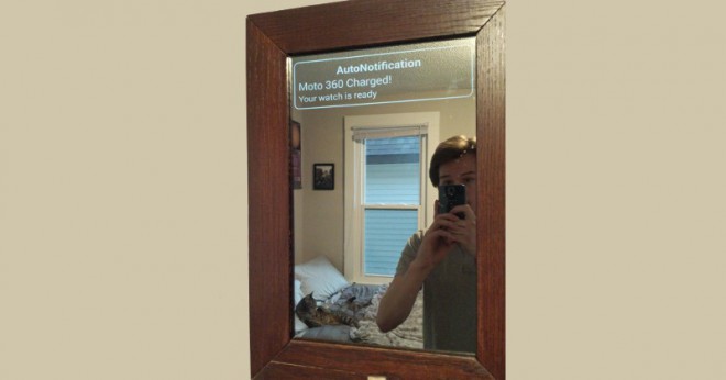 Pametno ogledalo Smart Mirror, ki ga je iz dostopnih delov sestavil Nicholas Nothom.