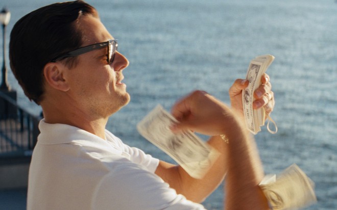 Leonardo DiCaprio w filmie Wilk z Wall Street, w którym zagrała również Katarina Čas.