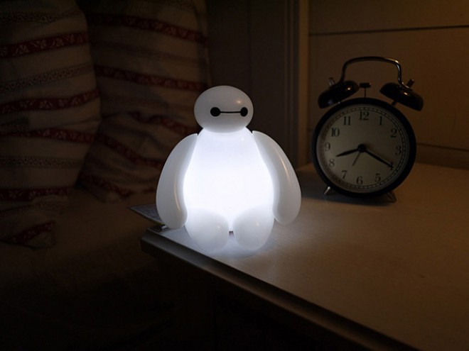Baymax vas bo s posebnim svetlobnim načinom zazibal v noč.