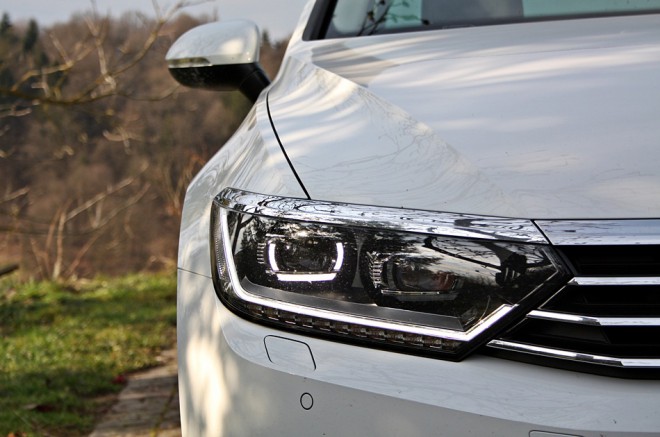 LED high žarometi pomenijo še mnogo bolj bogato LED osvetlitev, žal pa tudi pri paketu opreme highline, tako kot kar nekaj druge opreme, nerazumljivo zahtevajo doplačilo.