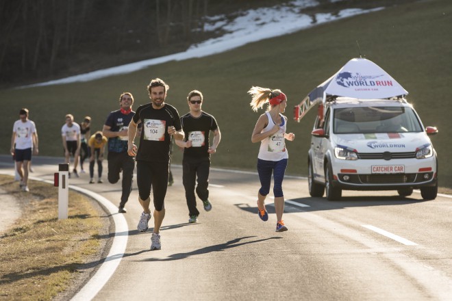''Teci Forest, teci!'' Ko na teku Wings for Life World Run ugledate takšno vozilo, pomeni, da se vaš tek zaključuje.