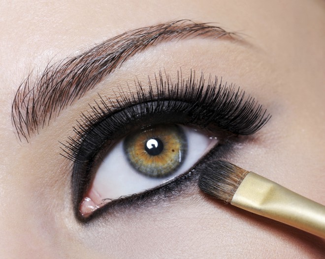 Zadimljen videz oz. “smoky eyes”.