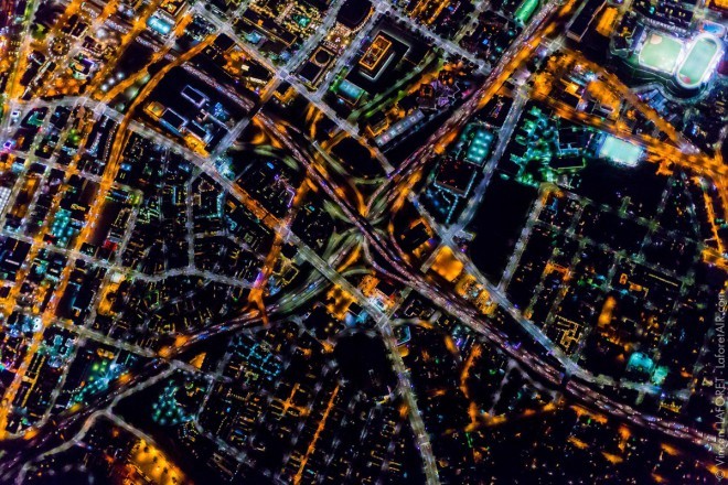 Eine fast surreale Luftaufnahme von Los Angeles bei Nacht.