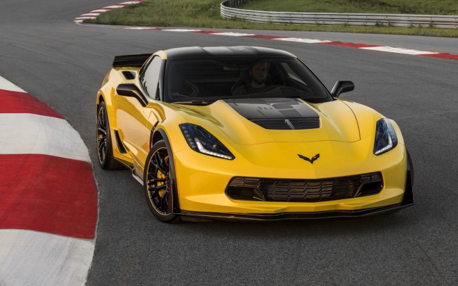La Chevrolet Corvette Z06 C7R giallo veleno ha un'anima da corsa.