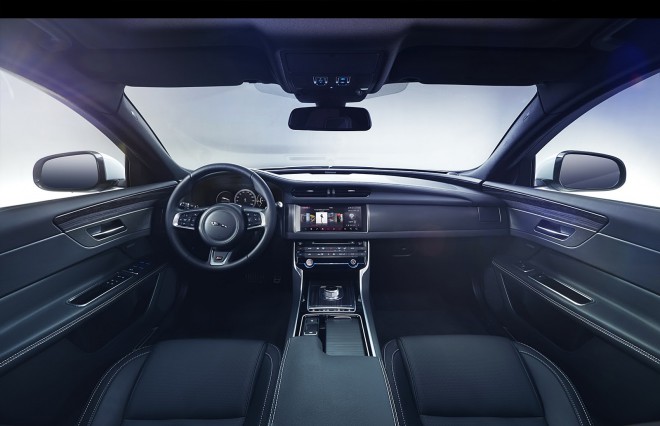 Der Innenraum zeichnet sich durch ausgewählte Materialien und hochwertige Verarbeitung sowie ein im Vergleich zum Ur-XF gesteigertes Maß an Sportlichkeit aus, das mit britischer Eleganz einhergeht.