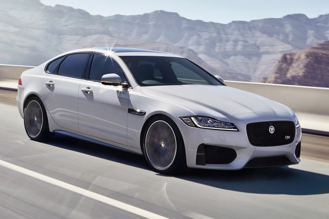 Vom Design her weist es eine starke Verwandtschaft zum zuvor vorgestellten kleineren Coupé der Marke auf – dem XE-Modell. Zum Start wird es auch eine sportliche S-Version geben, die den ausgeprägteren sportlichen Anspruch der zweiten Generation dieses Modells noch einmal unterstreicht.
