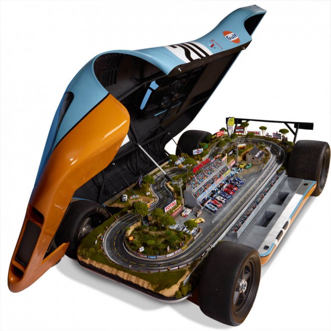 Porsche 917 ima namesto motorja mini dirkalno stezo Le Mans.