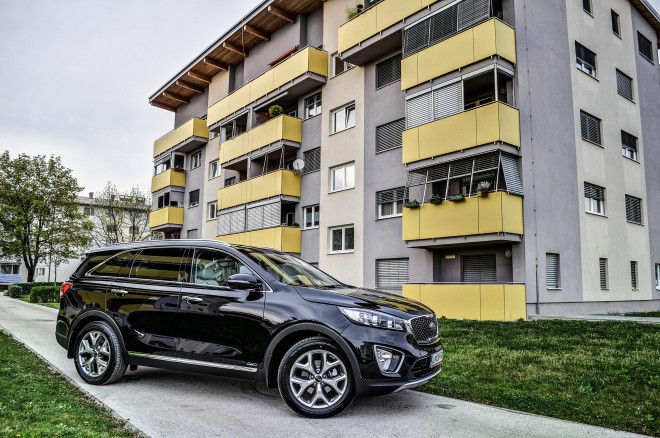 V primerjavi s predhodnikom so večje zunanje mere in daljša medosna razdalja (+80 mm na 2.780 mm) zaslužni za dodatni kabinski prostor novega Sorenta. 