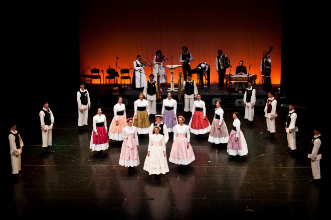Predstava bo simbolično nakazovala na nenehno rast in razvoj folklorne umetnosti, kakršno gojijo in ustvarjajo pri Akademski folklorni skupini France Marolt.