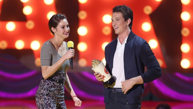 قدم مايلز تيلر جائزة MTV Trailblazer إلى شايلين وودلي. كلاهما ألقى خطابًا جميلًا وعاطفيًا للغاية.