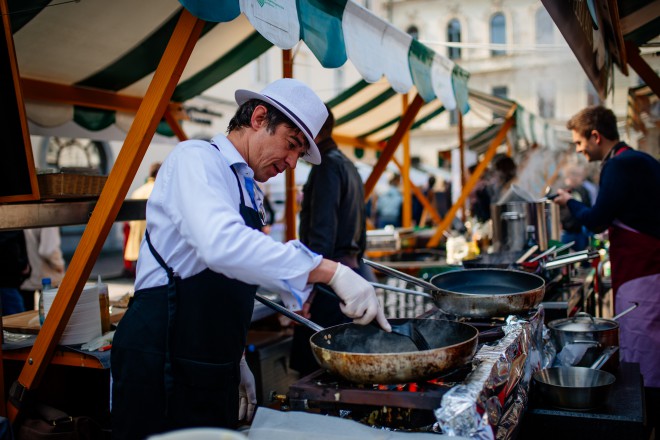Cuisine ouverte dans l'étreinte de Pogačarjev trg à Ljubljana.