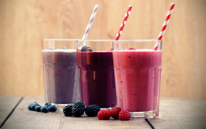 Slastni smoothiji iz različnih vrst jagodičevja.