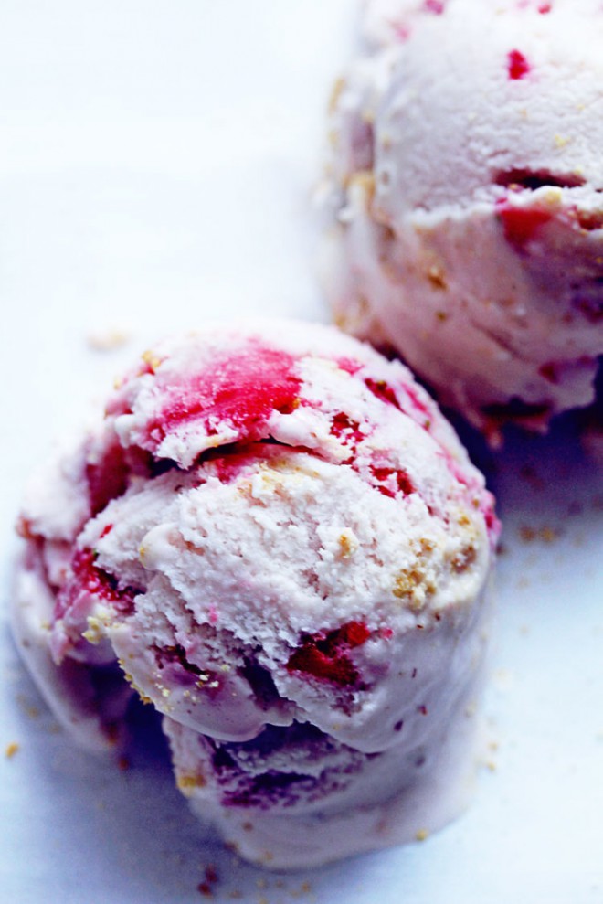 helado de fresa y pastel de queso 