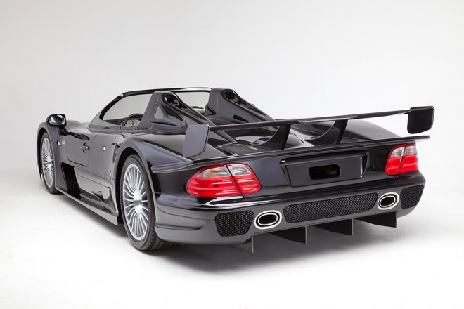 Kljub temu, da ima Mercedes CLK GTR Roadster že 16 let, ne obrača nič manj pogledov.