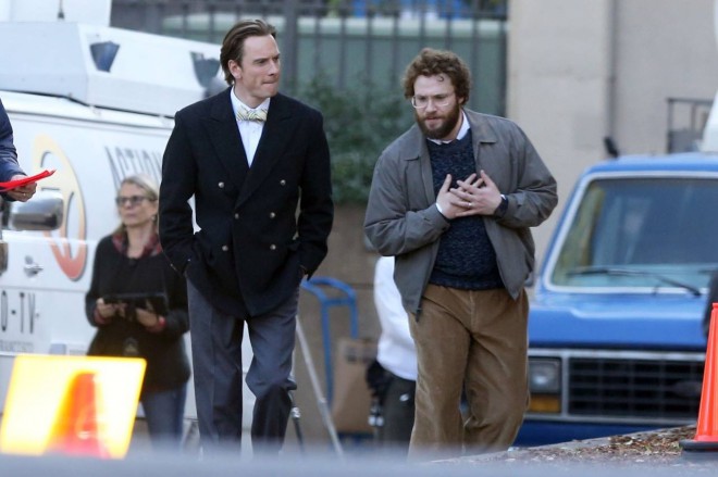 Michael Fassbender kot Steve Jobs in Seth Rogen kot Steve Wozniak.