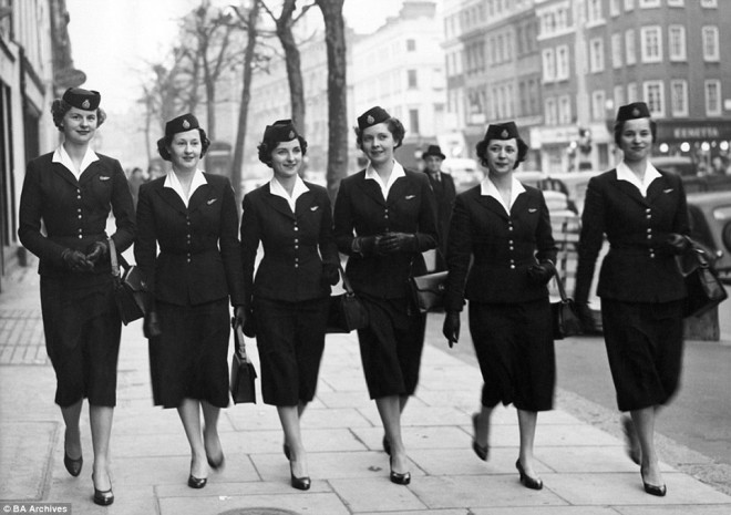 Uniformen der Flugbegleiter von British Airway in den 1950er Jahren.