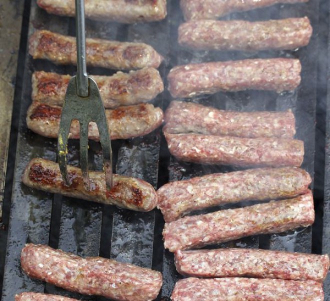 Priprave čevapčičev ne gre jemati z levo roko.
