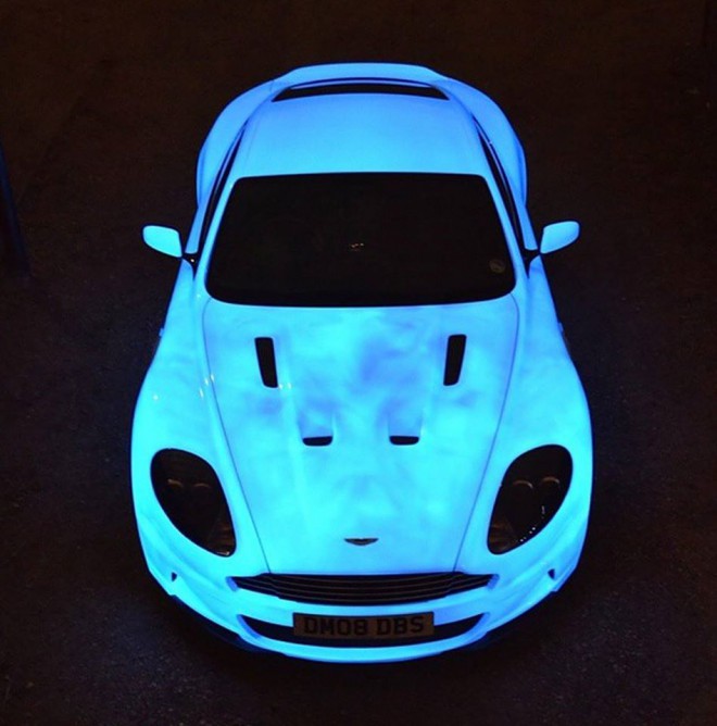Ta Aston Martin DBS bo na Gumballu 3000 prava paša za oči tudi v popolni temi.