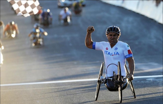Alex Zanardi tras cruzar la línea de meta en los Juegos Olímpicos de Londres al llevarse el oro.