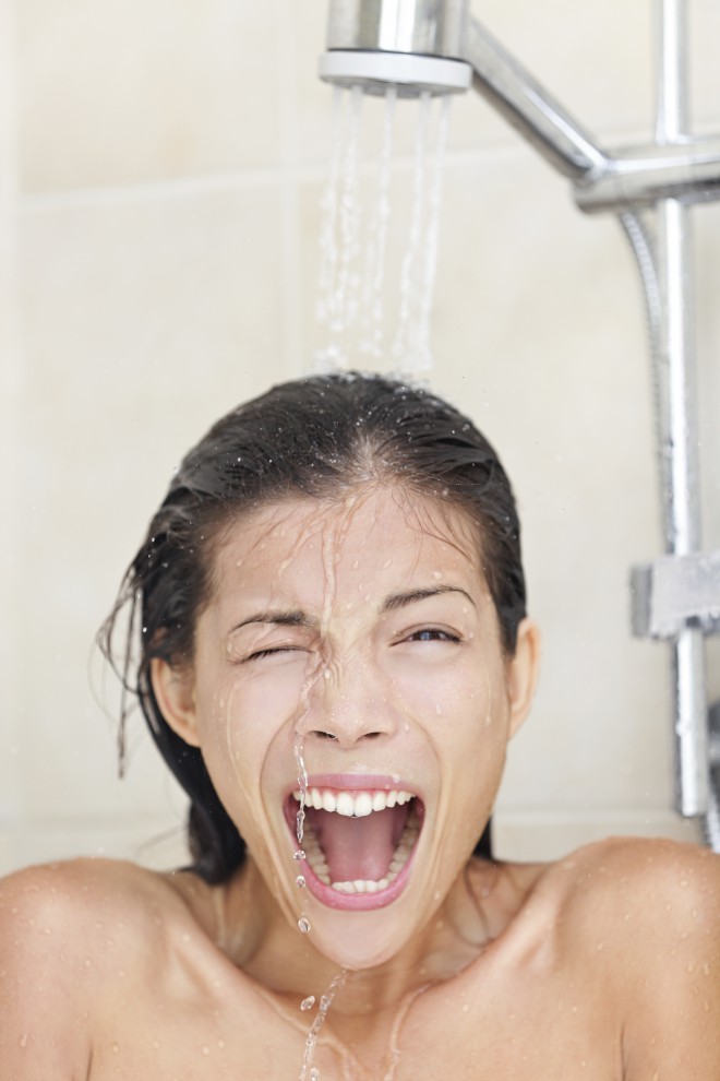 Eine kalte Dusche! Etwas, das sich jeder leisten kann und das Sie sofort verjüngt! 