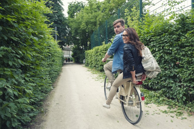 Fahrradfahren bringt Sie auf jeden Fall näher. 
