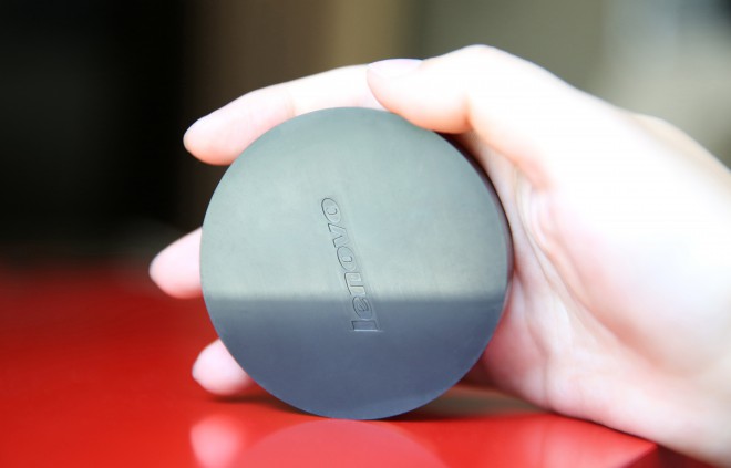 Le pazite, da Lenovo Cast ne zamenjate s hokejskim ploščkom. Toliko trpežen pa spet ni.