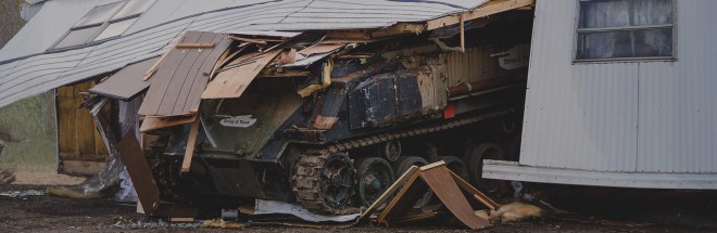 Dies ist keine Szene aus einem Kriegsgebiet, sondern ein Übungsgelände in Kasota, wo Panzer von Zivilisten gesteuert werden können.