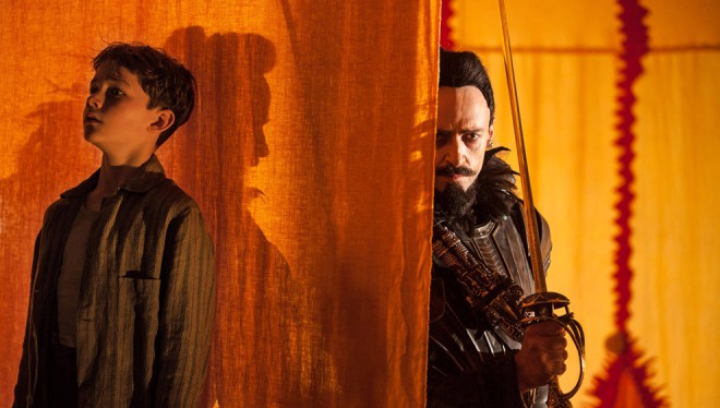 Desni je Hugh Jackman in levi Levi Miller.