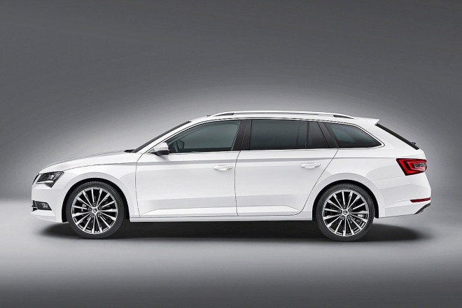 Den nye Škoda Superb Combi måler 4856 millimeter i lengde, 1864 mm i bredden og 1477 mm i høyden.