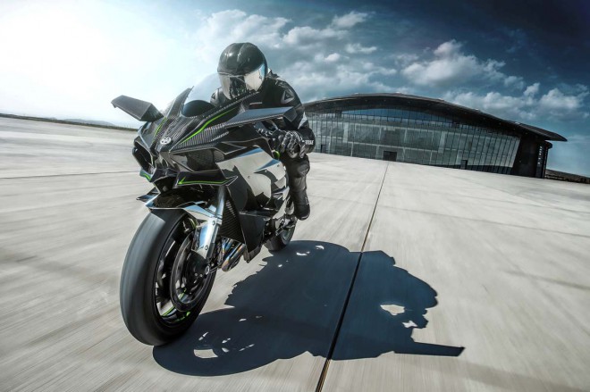 Kawasaki H2R - 300 konjev in neverjetne števike. Mu bo uspelo "posekati" superšportnike?!