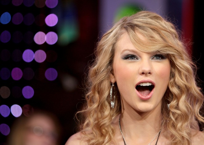 Potem ko je ujela največjega zaslužkarja med DJ-ji, Calvina Harrisa, je Taylor Swift postala še najmlajša predstavnica Forbesove lestvice najvplivnejših žensk na svetu.