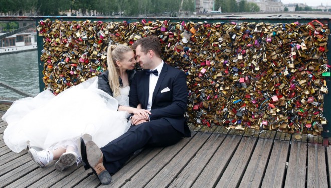 Das letzte Paar, das seine Liebe an der berühmtesten Brücke der Liebe festmachen konnte.